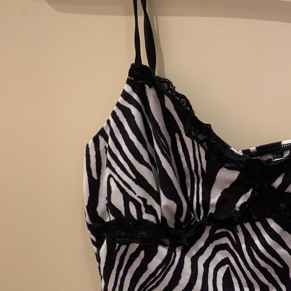 Zebra print +lace trim crop top size- small us4 🤍🖤🤍🖤 - Picture 2 of 4